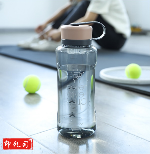 乐扣乐扣 塑料水杯大容量健身水瓶户外运动水壶男女士泡茶杯可拎便携冷水壶学生大水杯夏季 1.9L 薄荷色