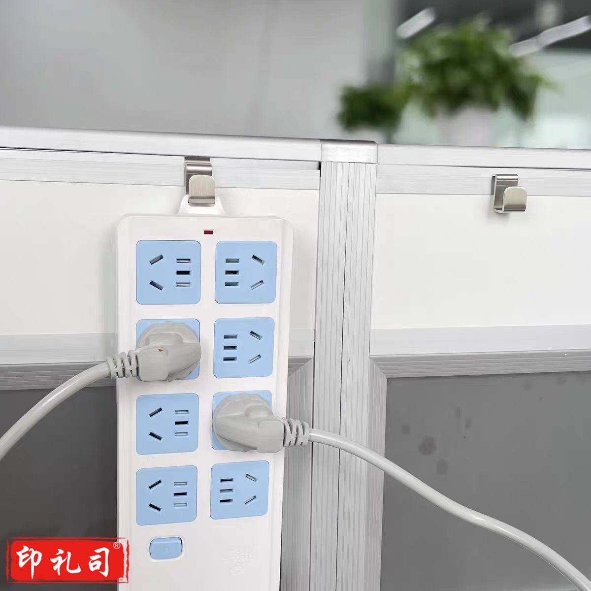  办公室工位排插挂钩收纳 隔断凹槽板挂排插插缝钩挂顶钩