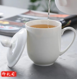 带盖纯白陶瓷茶杯