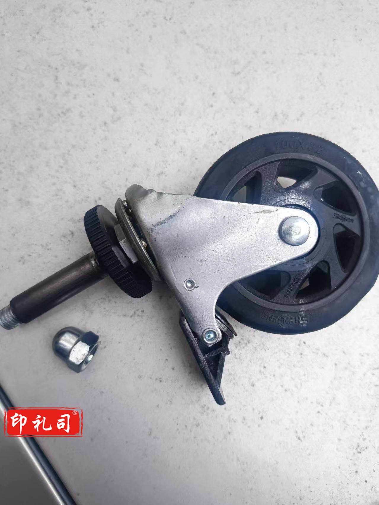 红双喜乒乓球折叠桌万向轮