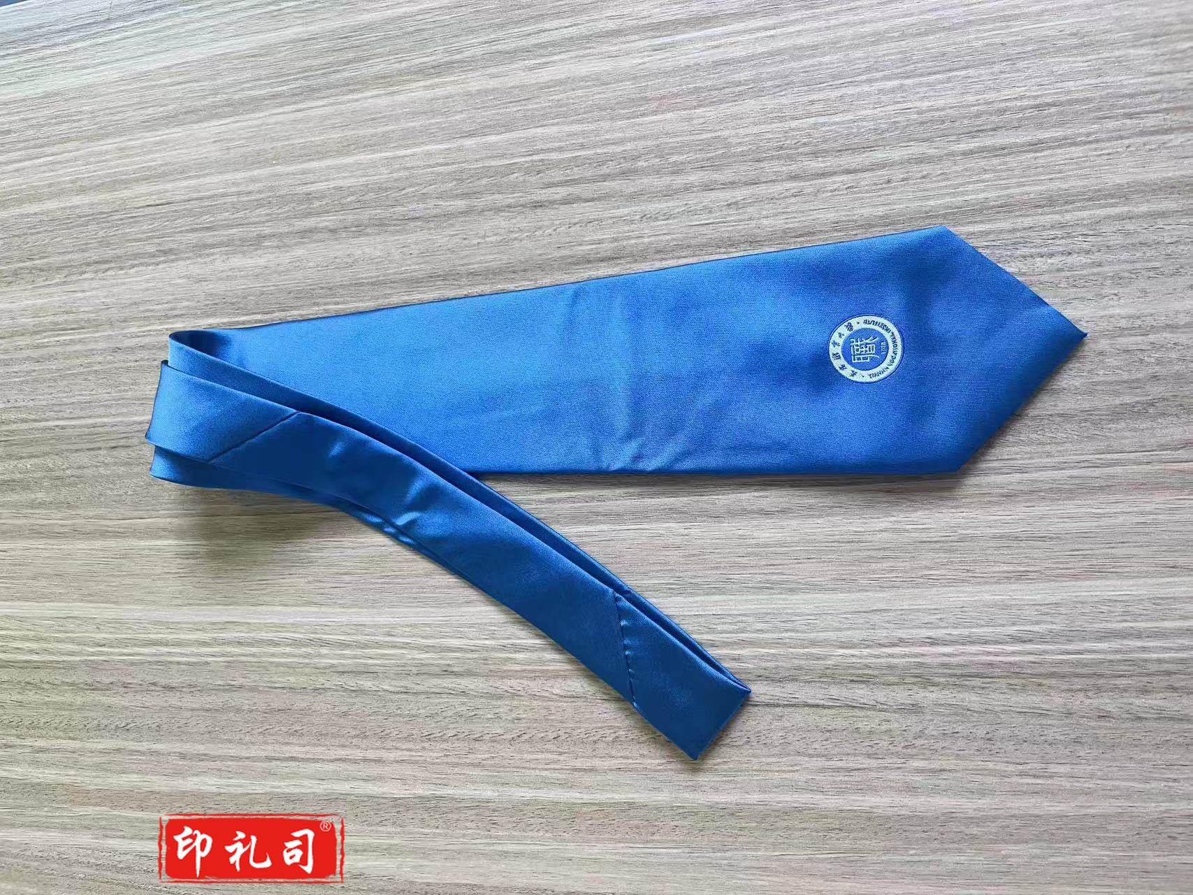 越亚深蓝色领带绣大学校徽，标准尺寸 材质：涤丝